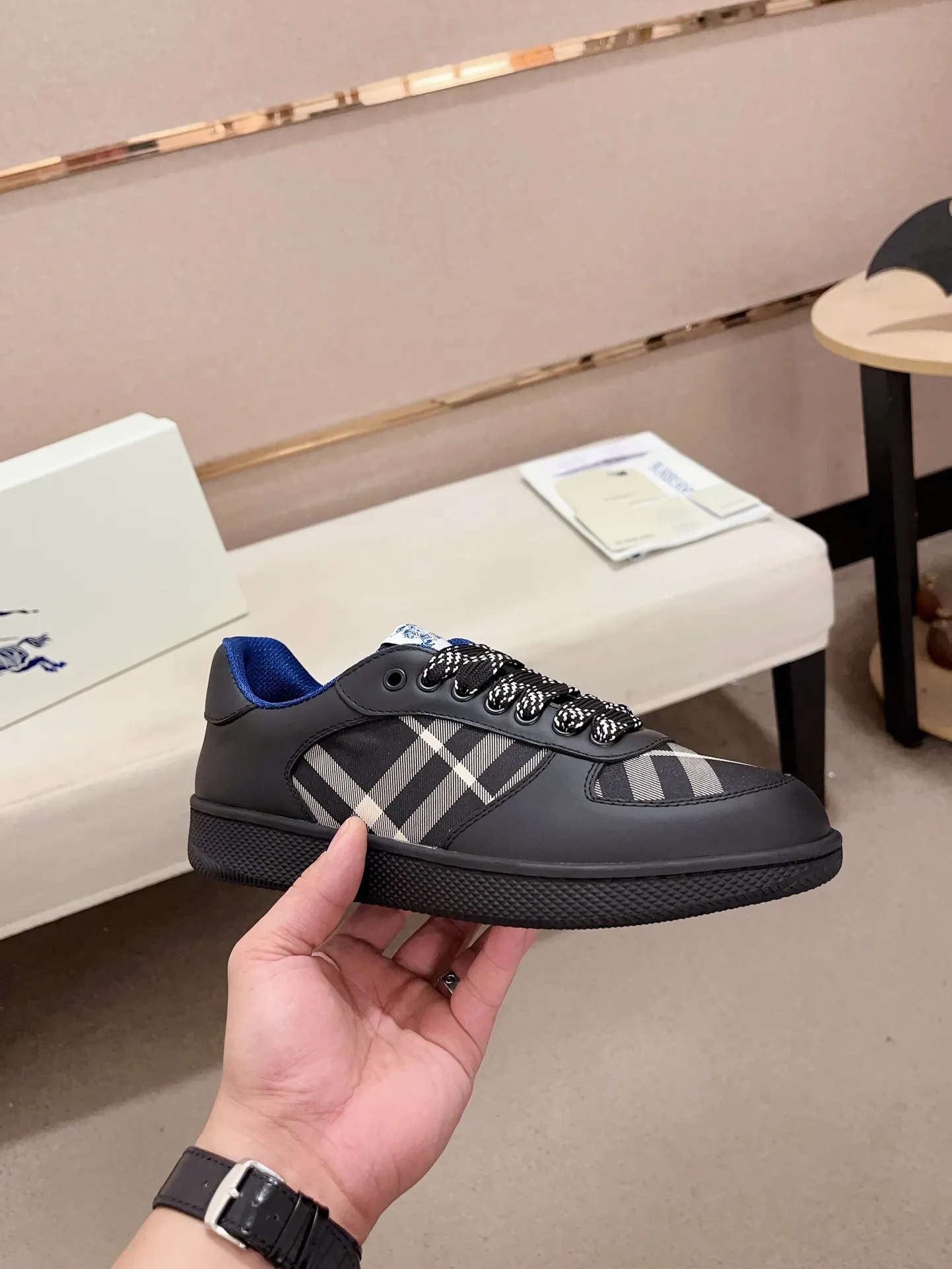 Men's shoes💰: 620💰Top version🥳◾️▫️The new Burberry men's classic low-top sneakers are reinterpreted with Vintage retro plaid cotton material and calfskin, decorated with a new brand logo. First-layer cowhide lining, embossed Burberry logo on the heel, and original TPU outsole! Code number: 38-45. Women's sizes and 46 can be customized.